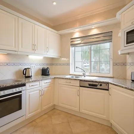 Aleisha ヴァーレ・ド・ローボ