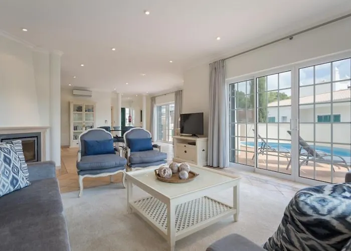 Aleisha ヴァーレ・ド・ローボ