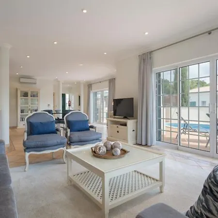 Aleisha Vale do Lobo