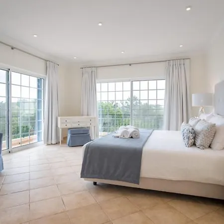 Aleisha Daire Vale do Lobo